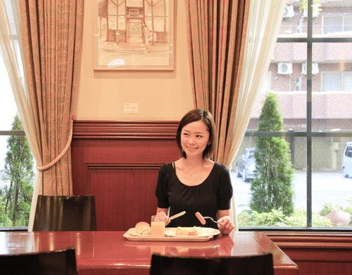 朝日の差し込むレストランで朝食を