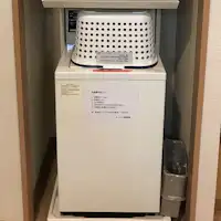 เครื่องซักผ้าหยอดเหรียญ (200 เยนต่อครั้ง)