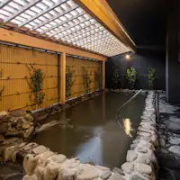 น้ำพุร้อนธรรมชาติไหลต่อเนื่อง "旅人の湯"