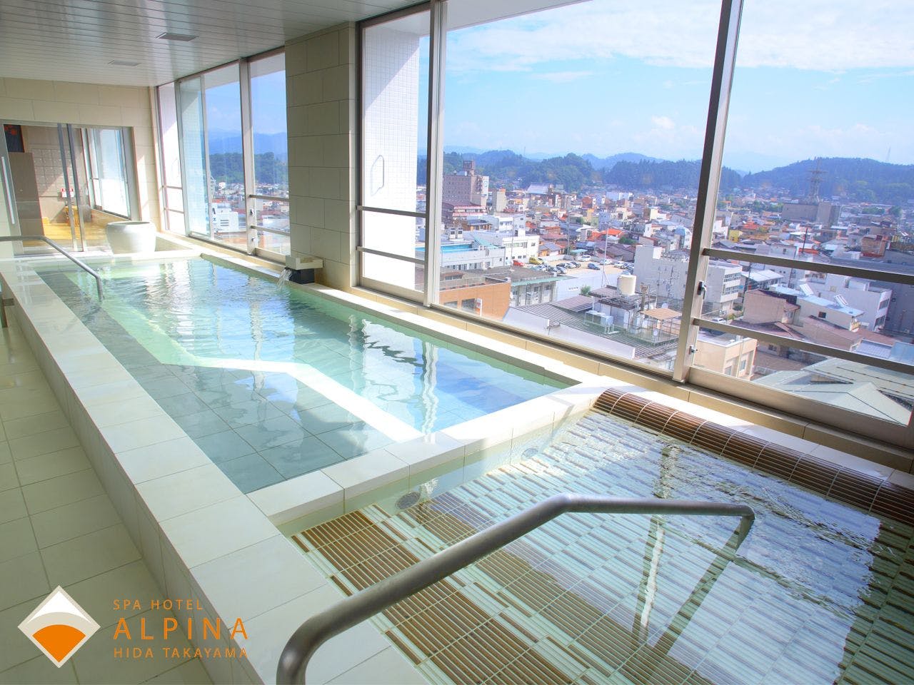 ห้องอาบน้ำขนาดใหญ่ที่สามารถมองเห็นทิวทัศน์ของเมืองบนภูเขาได้อย่างชัดเจน