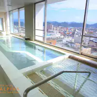 ห้องอาบน้ำขนาดใหญ่ที่สามารถมองเห็นทิวทัศน์ของเมืองบนภูเขาได้อย่างชัดเจน