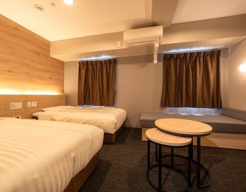 ベッド2台に広々スペースがございます