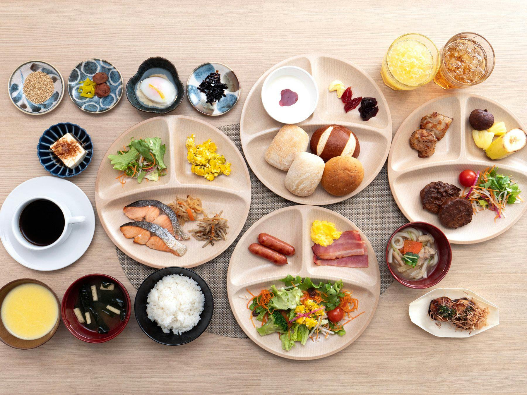 Anda dapat menikmati hidangan Jepang maupun hidangan Barat.