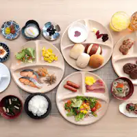 Anda dapat menikmati hidangan Jepang maupun hidangan Barat.