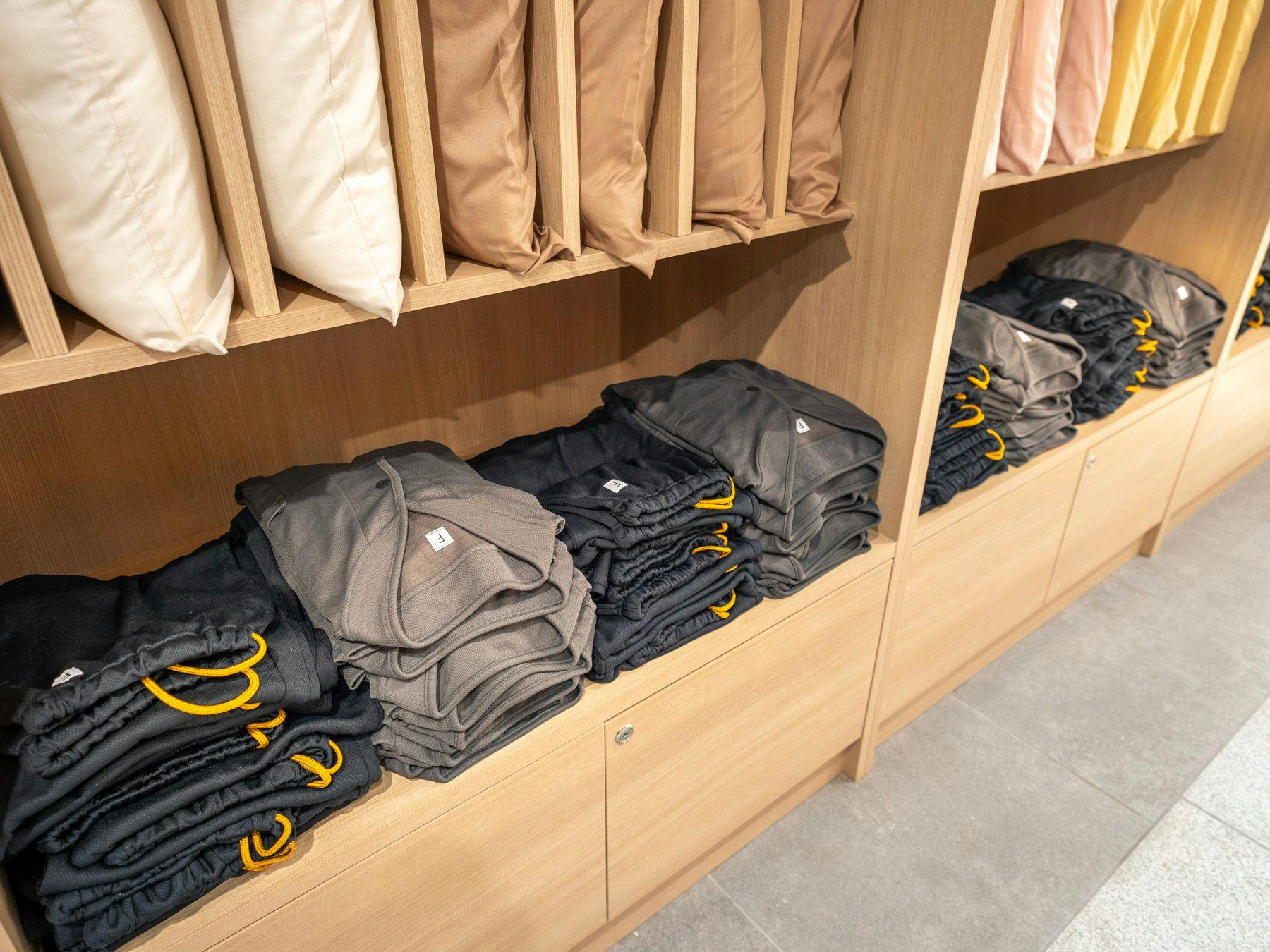 Kami menyediakan piyama di bawah sudut bantal.