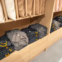 Kami menyediakan piyama di bawah sudut bantal.