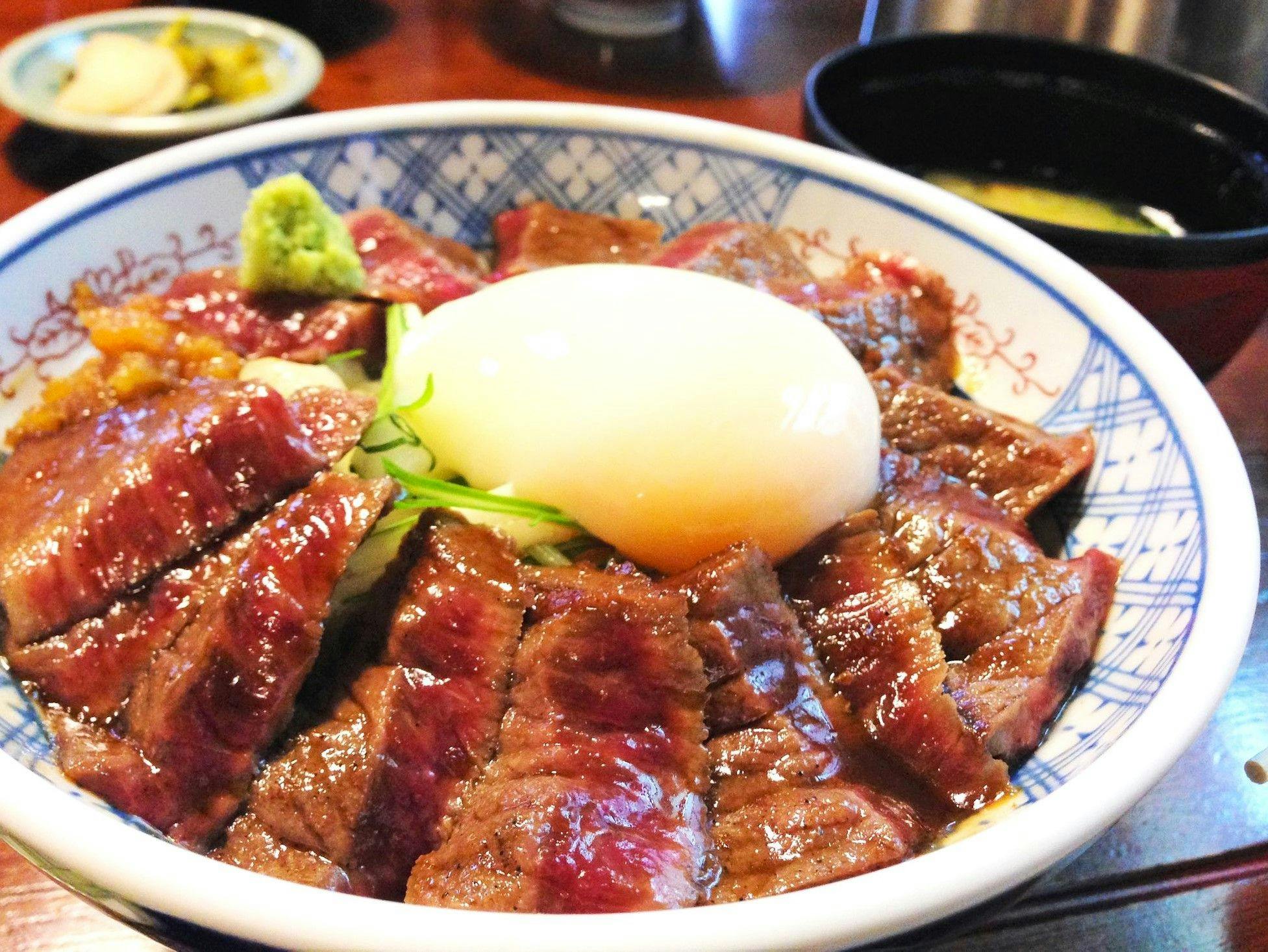 写真提供：熊本県観光連盟　あか牛丼