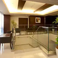 ロビー吹き抜け階段