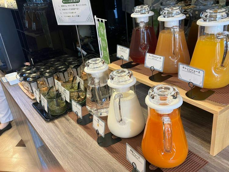 Sudut minuman yang lengkap, termasuk jus sayur-sayuran dan banyak lagi