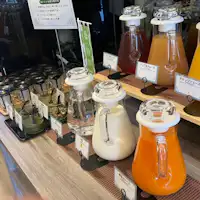 Sudut minuman yang lengkap, termasuk jus sayur-sayuran dan banyak lagi
