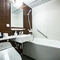 白を基調とした清潔なバスルーム