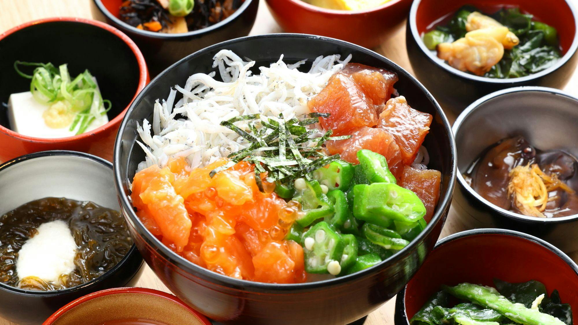 Donburi makanan laut dan hidangan kecil