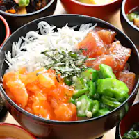 Donburi makanan laut dan hidangan kecil