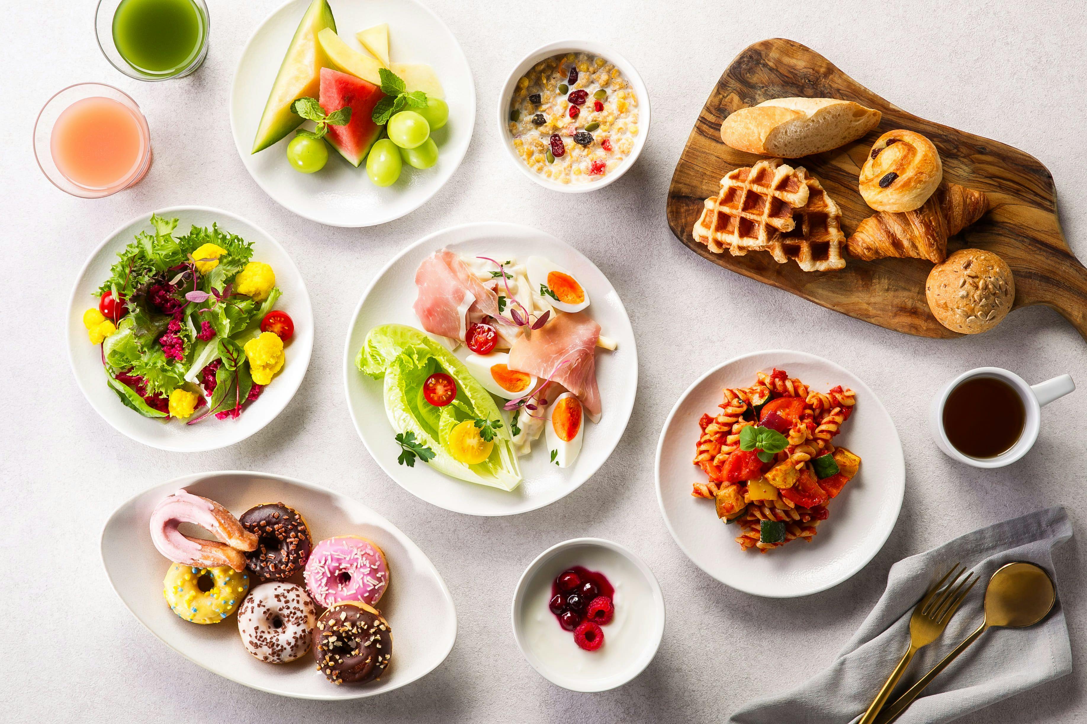 色とりどりメニュー溢れる朝食イメージ