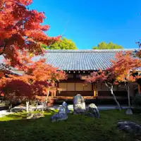 วัดเคนนิน (ประมาณ 5 นาทีโดยการเดินจากโรงแรม)