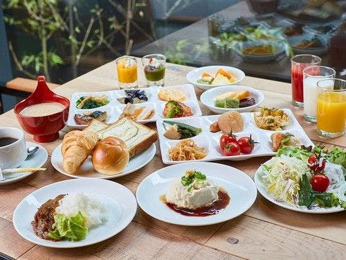 บุฟเฟ่ต์อาหารเช้าสไตล์ญี่ปุ่นและตะวันตกประมาณ 50 ชนิด