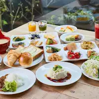 บุฟเฟ่ต์อาหารเช้าสไตล์ญี่ปุ่นและตะวันตกประมาณ 50 ชนิด