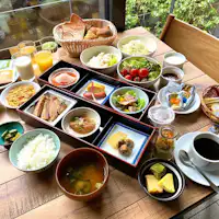 อาหารเช้าชุดโชคาโดเบนโตะที่ประดับด้วยอาหารเกียวโต