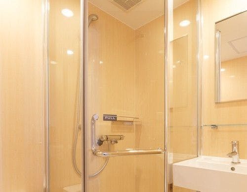 シンプルなデザインのシングルルームの一例