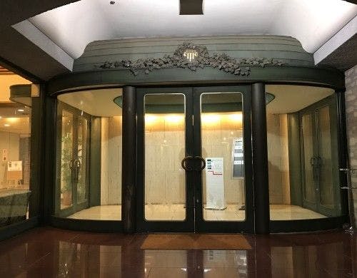 重厚感あふれるホテル入り口