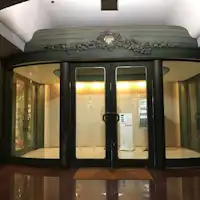 重厚感あふれるホテル入り口