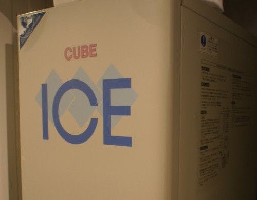 製氷機。ご自由に氷をどうぞ