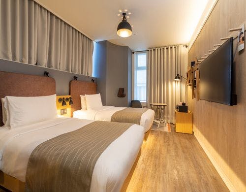 ベッドボードには電話やオタマトーンも設置