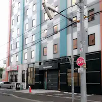 พื้นที่จอดรถหน้าโรงแรม