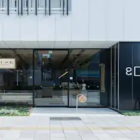 【ภายนอก】ทางเข้าโรงแรมและคาเฟ่ (กลางวัน)