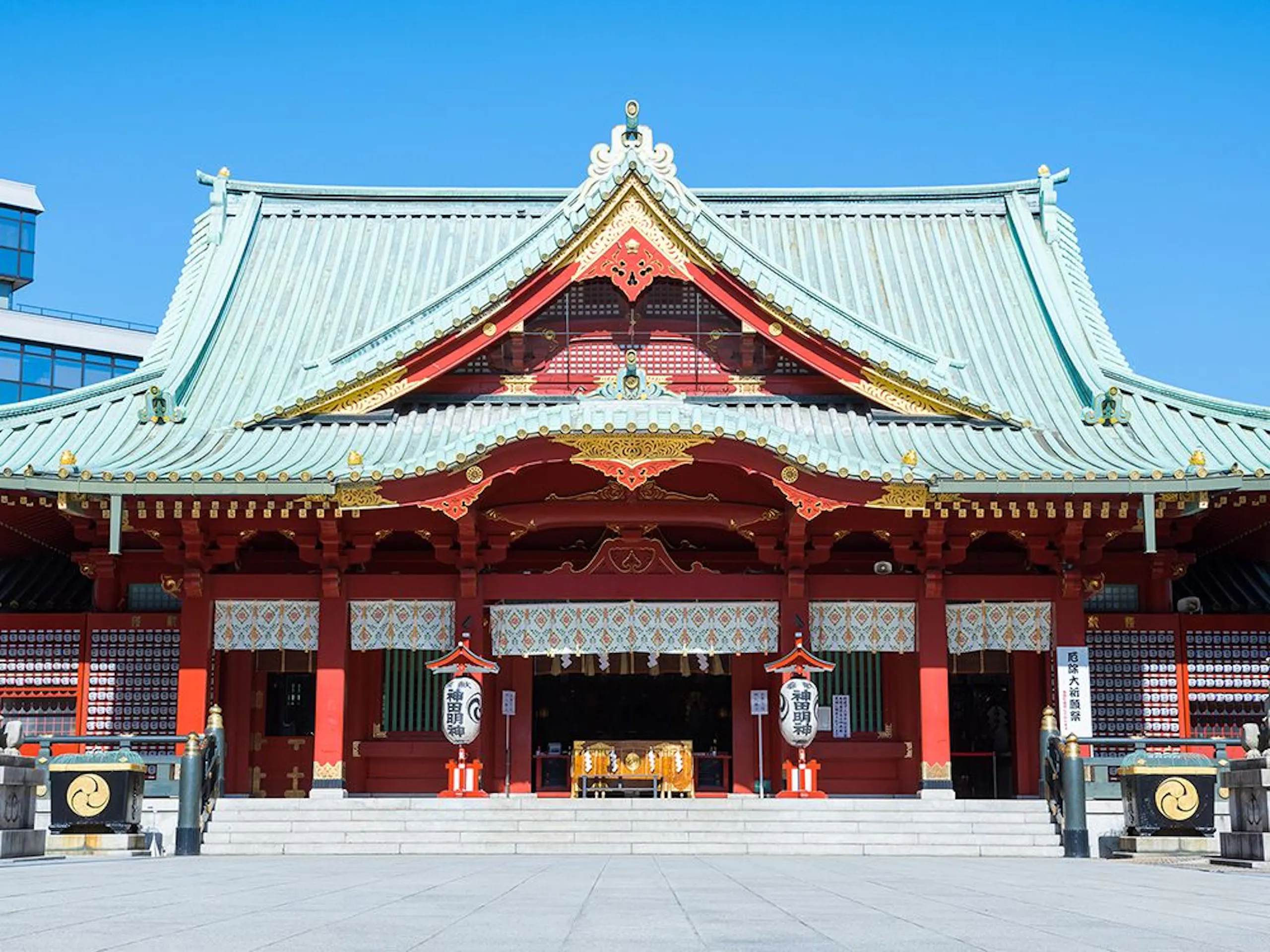 神田明神の朱塗りの御社殿と青空