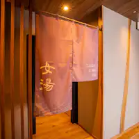 ทางเข้าห้องอาบน้ำหญิง