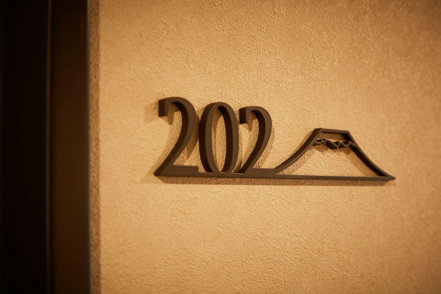 Tanda bilik dengan reka bentuk Gunung Fuji