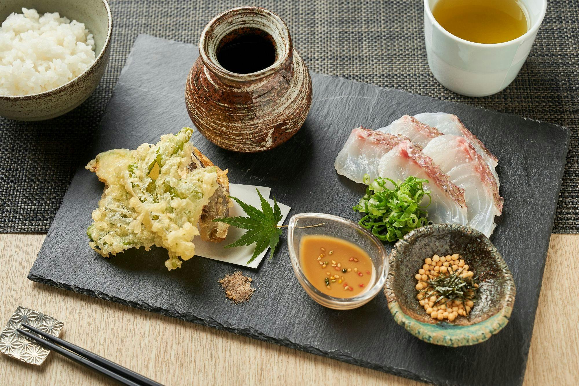 Cơm trà cá tráp đỏ với mè ~ kèm theo tempura rau củ ~