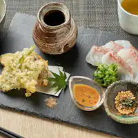 Cơm trà cá tráp đỏ với mè ~ kèm theo tempura rau củ ~