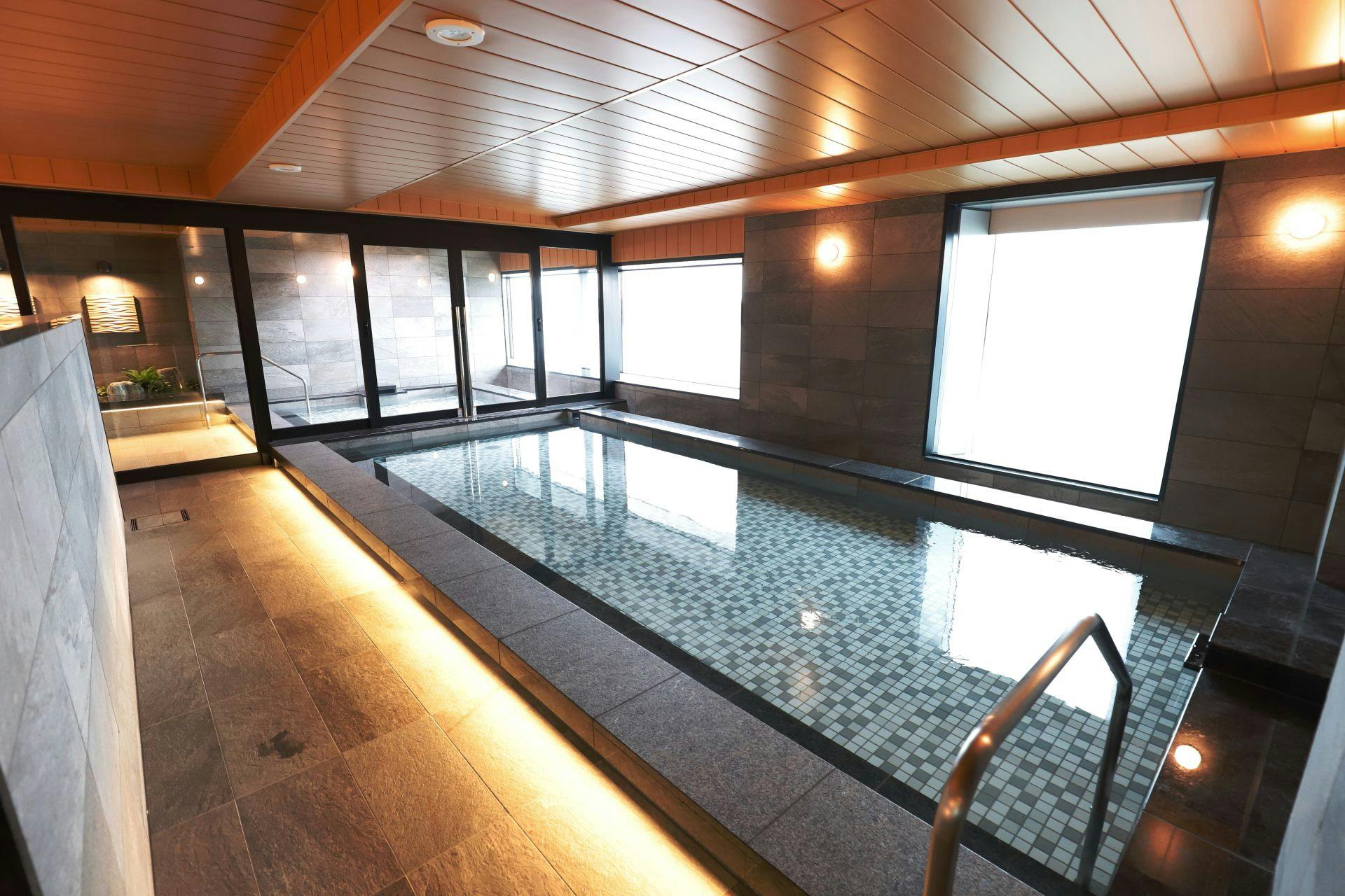 ห้องอาบน้ำชาย (ในร่ม - กลางวัน)