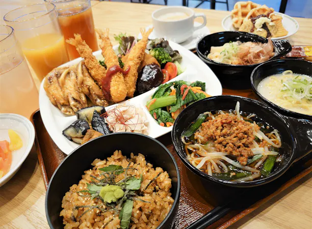 朝食バイキング 写真:GR