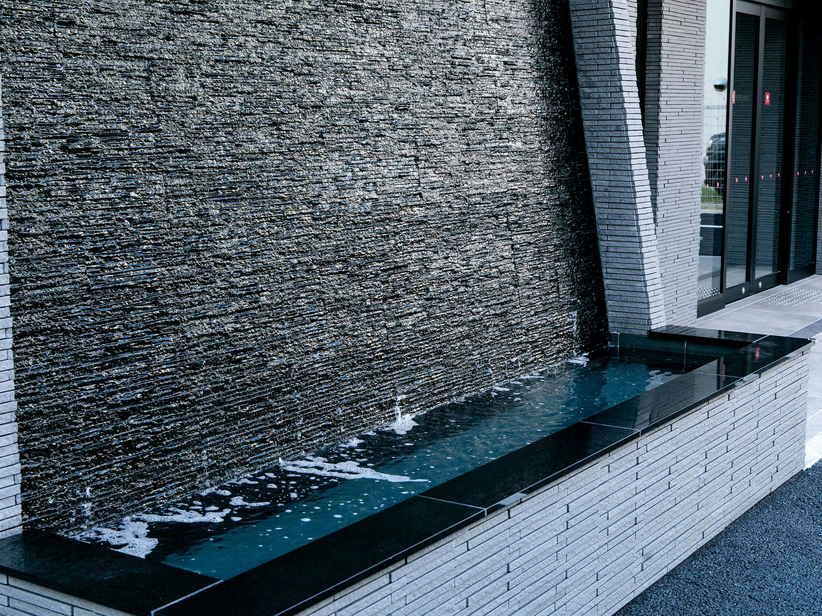 น้ำตกที่ทางเข้า