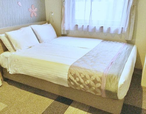 ダブルルームのベッドサイズは150CM