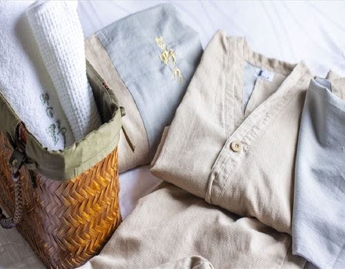 お部屋着とタオル（イメージ）