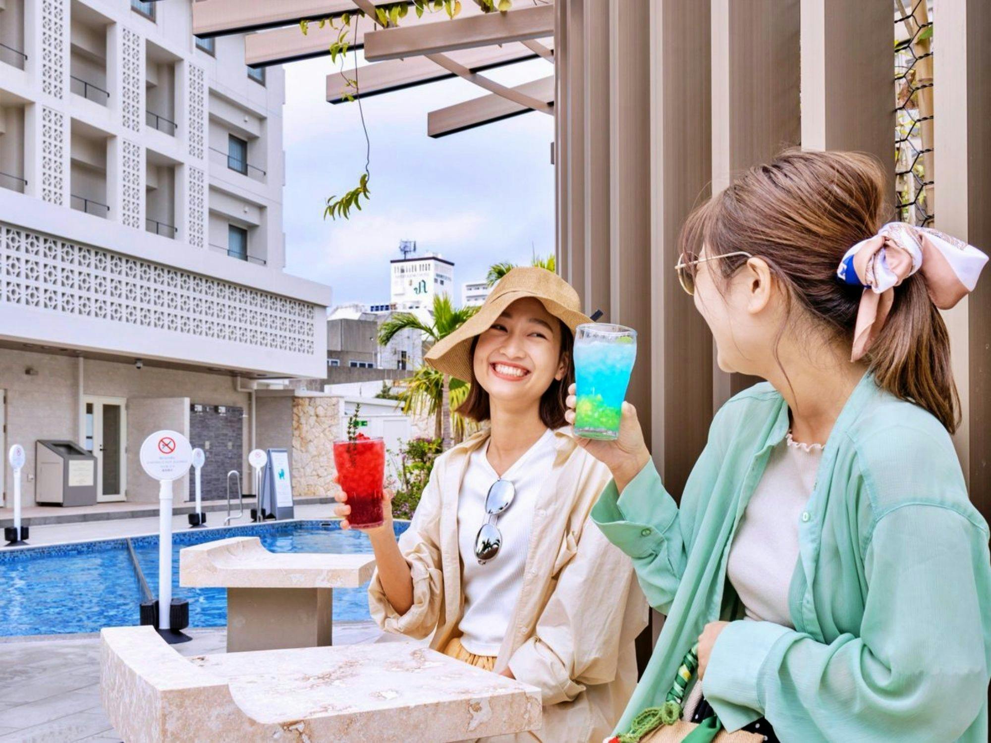 プールサイドでのんびり♪