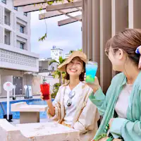 Thư giãn bên hồ bơi♪