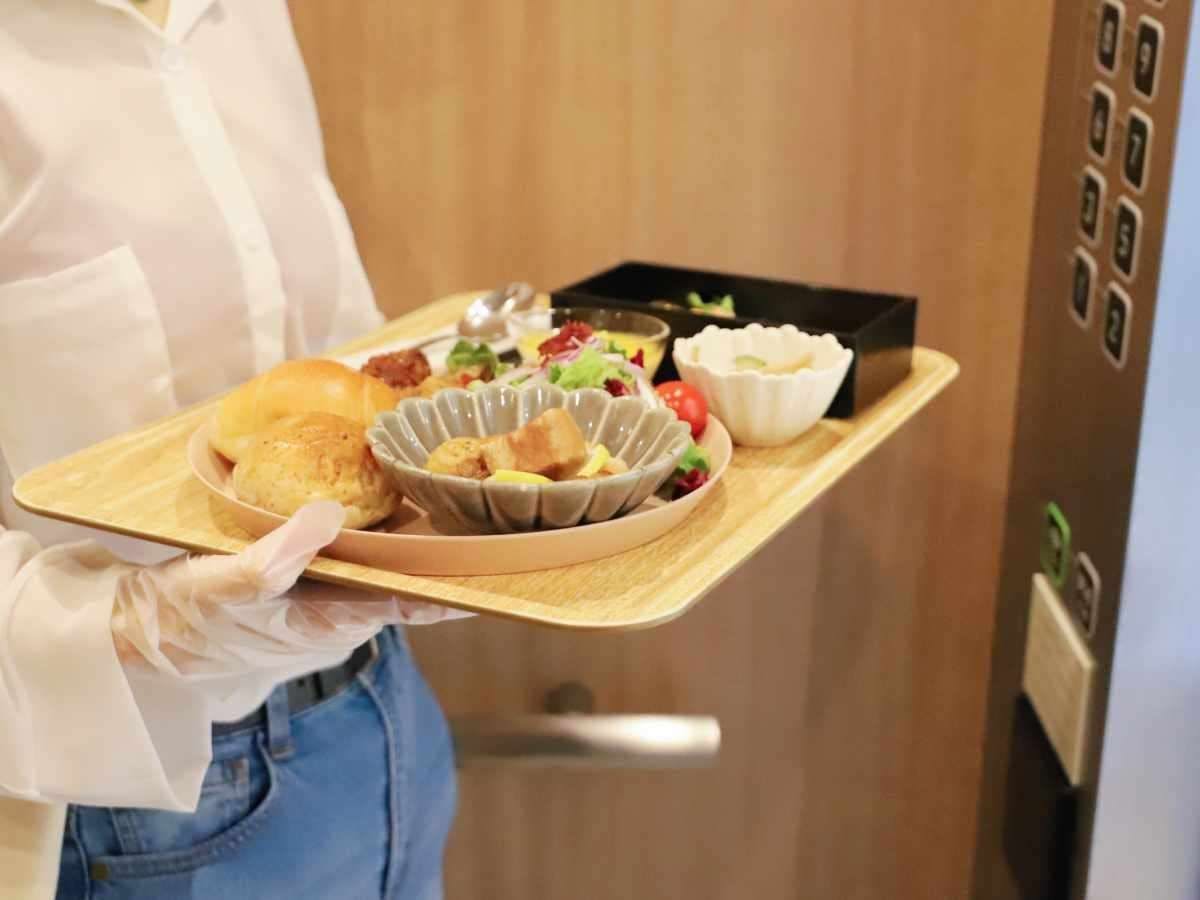 朝食バイキングはお部屋持ち込みも可能。