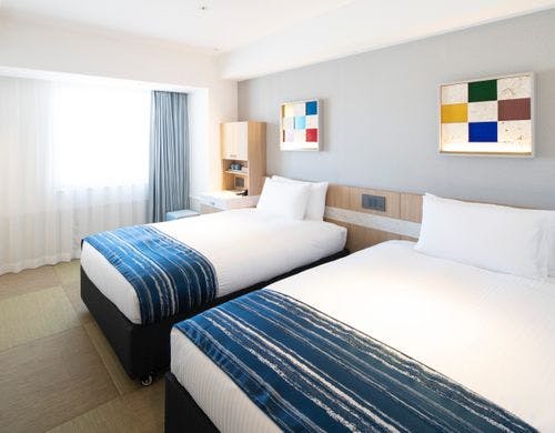 コンセントはベッドのそばにございます。