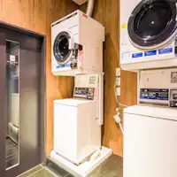 Laundry koin dan ruang merokok