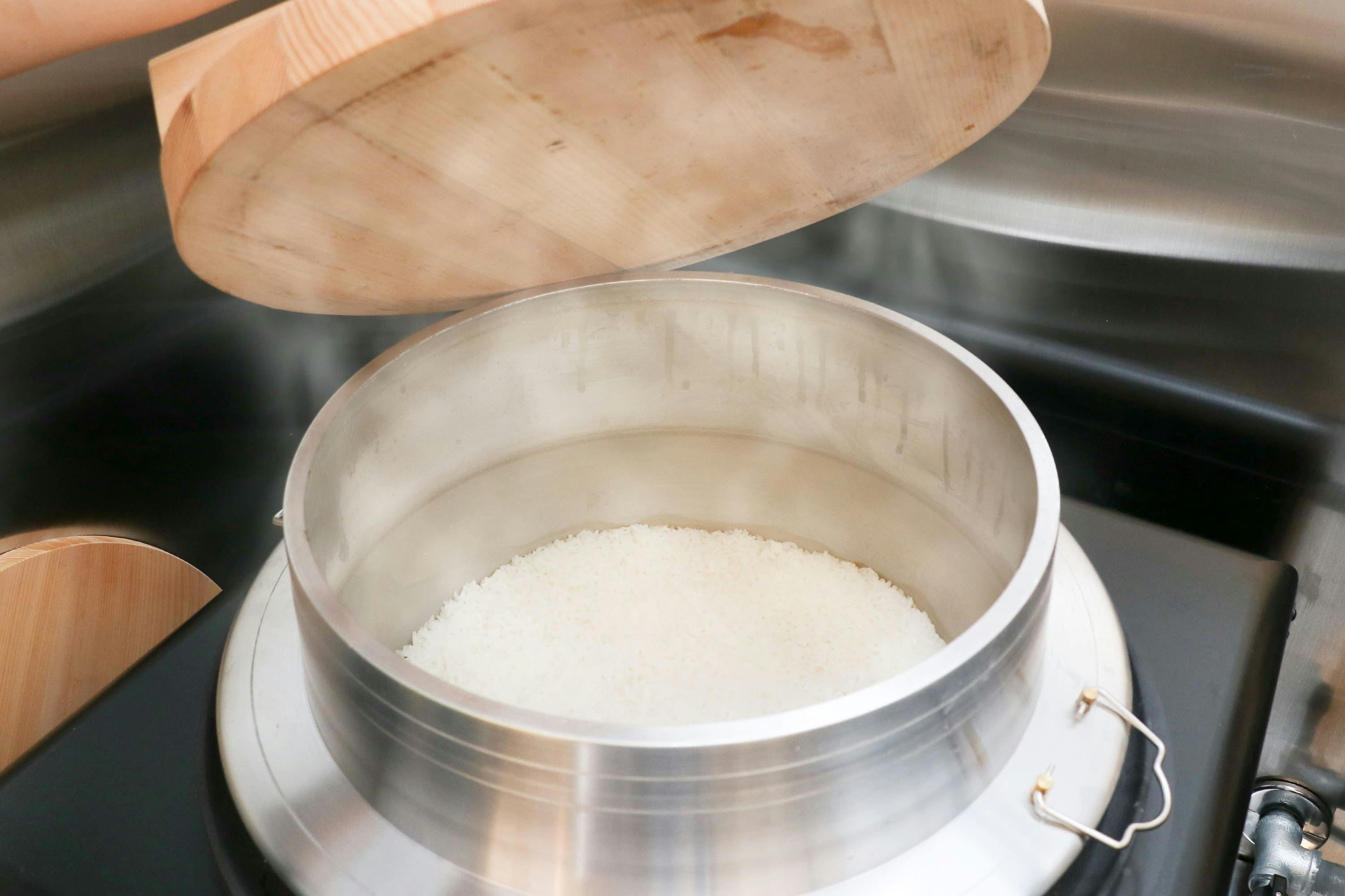 お客様の目の前で炊き上げる羽釜ご飯