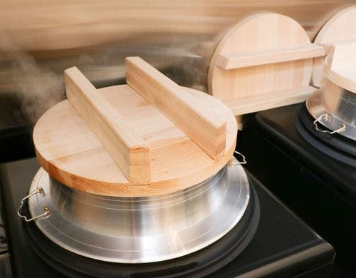 お客様の目の前で炊き上げる羽釜ご飯