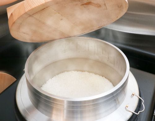 お客様の目の前で炊き上げる羽釜ご飯