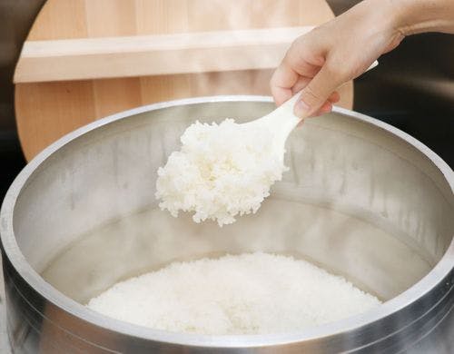 お客様の目の前で炊き上げる羽釜ご飯