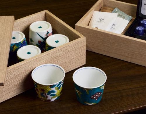 客室設備：茶器(九谷焼)