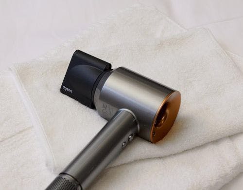客室設備：ダイソン製ヘアドライヤー